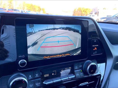 Used 2023 Toyota Highlander LE image 28