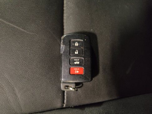 Used 2017 Toyota Camry XLE image 32