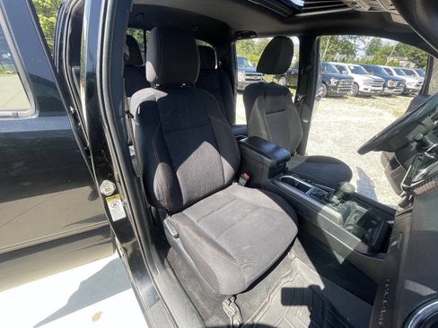 Used 2017 Toyota Tacoma TRD Off-Road w/ Premium & Technology Package AWD/4WD image 44
