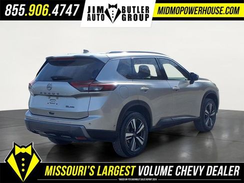 Used 2024 Nissan Rogue SL AWD/4WD image 2