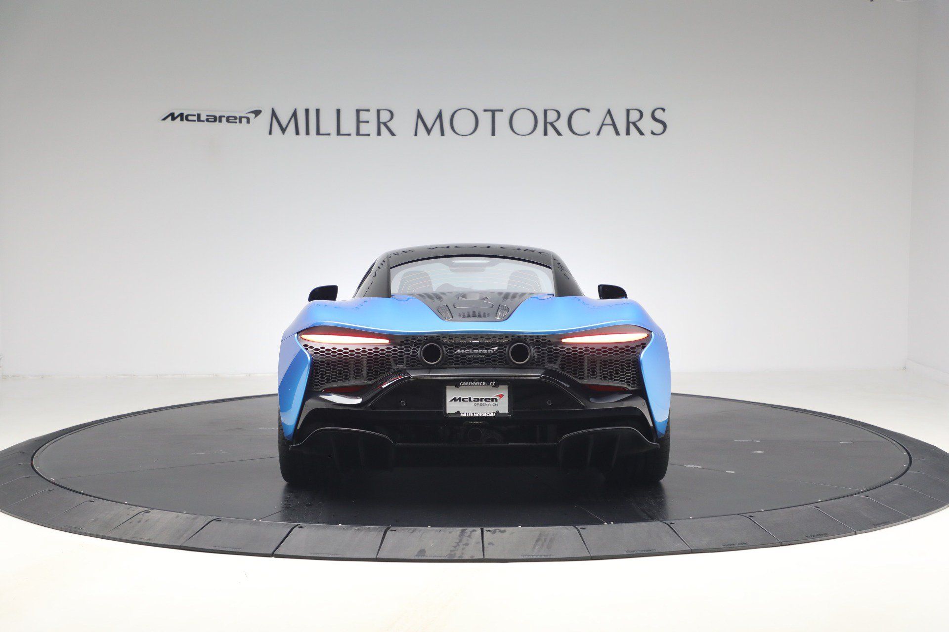 Used 2024 McLaren Artura RWD image 6