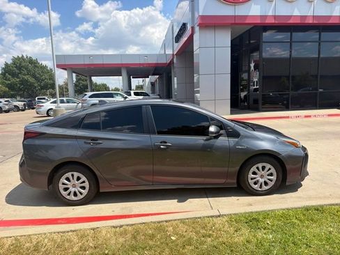 Used 2022 Toyota Prius LE FWD image 7
