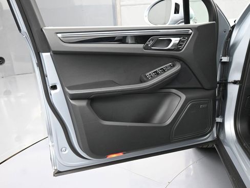 Certified 2025 Porsche Macan image 15