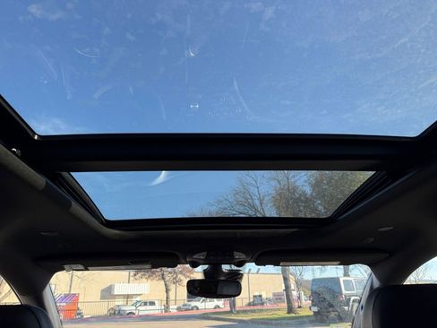 Used 2025 Chrysler Pacifica Limited image 33