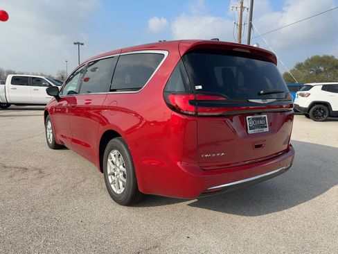 New 2026 Chrysler Pacifica Select FWD image 3