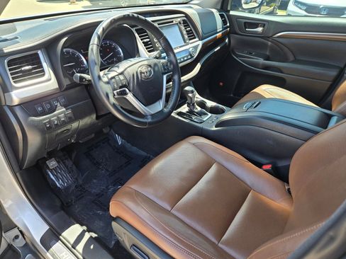 Used 2018 Toyota Highlander Limited Platinum AWD/4WD image 16