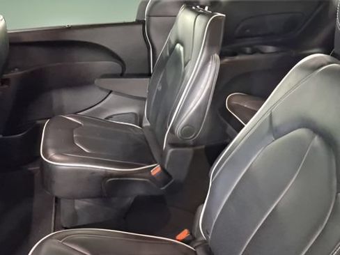 Used 2025 Chrysler Pacifica Limited FWD image 21