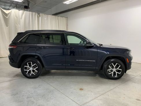 Used 2024 Jeep Grand Cherokee Limited AWD/4WD image 11