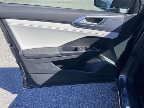 New 2026 Volkswagen Taos SE FWD image 12