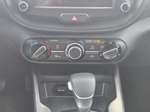 Used 2025 Kia Soul LX w/ LX Technology Package FWD image 21