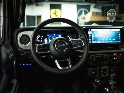 Used 2025 Jeep Wrangler Unlimited Sahara image 15