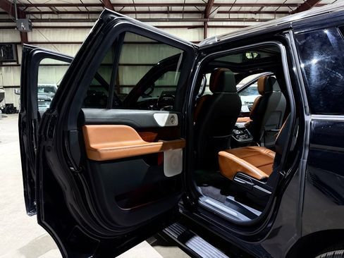 Used 2021 Lincoln Navigator L Reserve image 16
