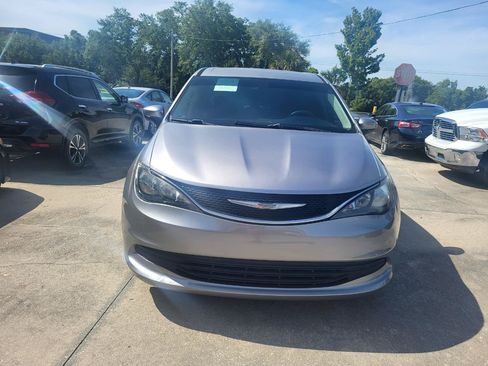Used 2017 Chrysler Pacifica Touring w/ Tire & Wheel Group FWD image 3
