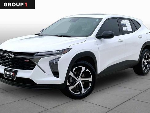 Used 2025 Chevrolet Trax RS w/ Sunroof Package FWD image 1