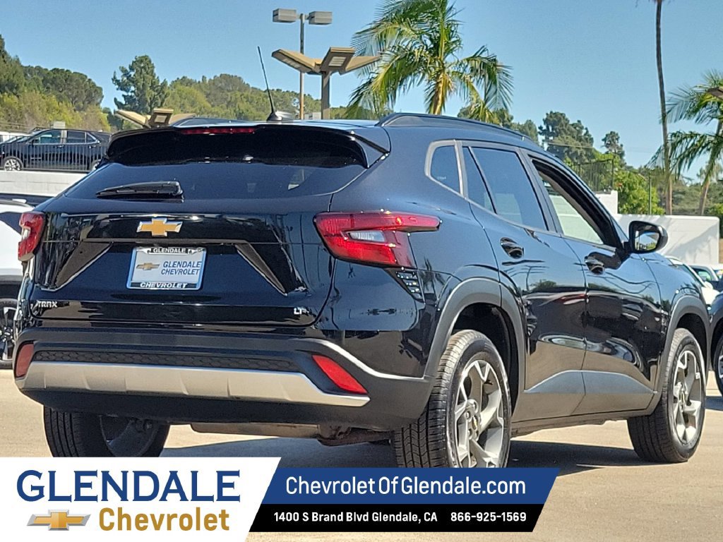 Used 2025 Chevrolet Trax LT FWD image 3