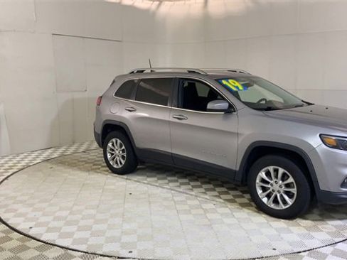 Used 2019 Jeep Cherokee Latitude w/ Cold Weather Group image 2