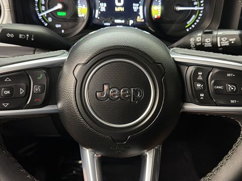 Used 2025 Jeep Wrangler Unlimited Sahara AWD/4WD image 28