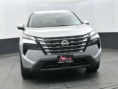 Used 2024 Nissan Rogue SV AWD/4WD image 3