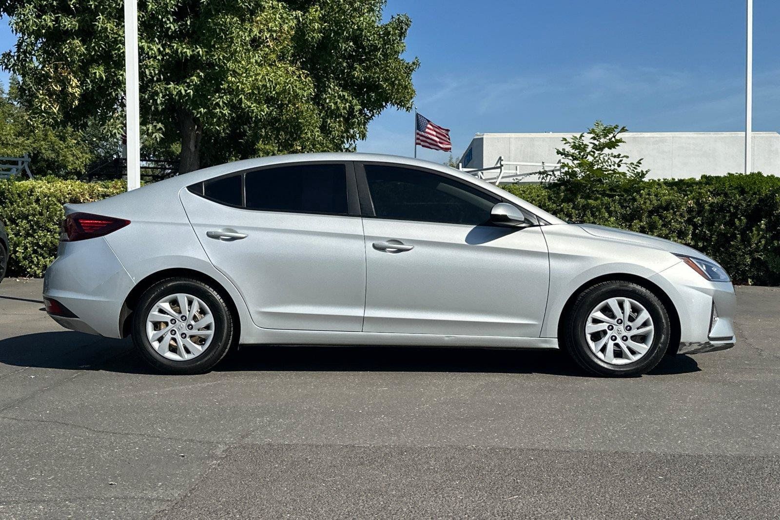 Used 2020 Hyundai Elantra SE w/ Cargo Package (C1) FWD image 2