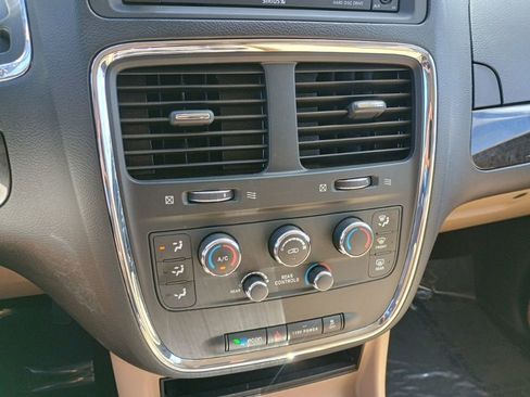 Used 2015 Dodge Grand Caravan SXT w/ UConnect Hands-Free Group image 31