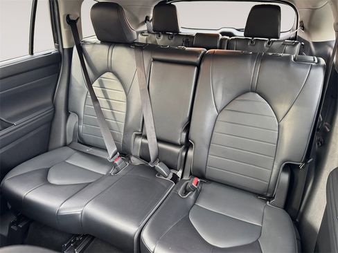 Used 2022 Toyota Highlander XLE image 13