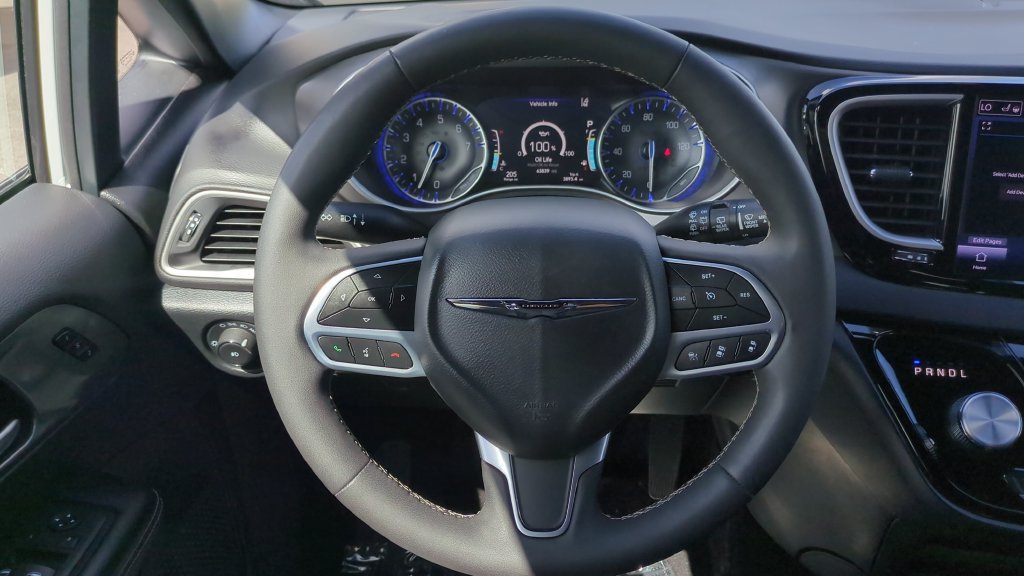 Used 2025 Chrysler Pacifica Select FWD image 11