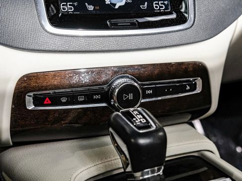 Used 2017 Volvo XC90 T6 Momentum w/ Convenience Package image 25