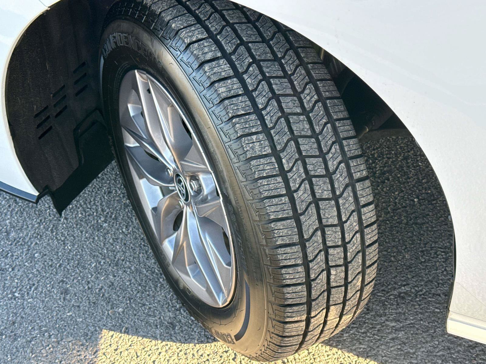 Used 2024 Toyota Sienna LE AWD/4WD image 9