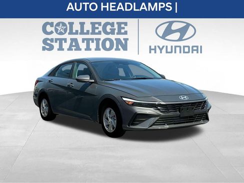 Used 2025 Hyundai Elantra SE image 13