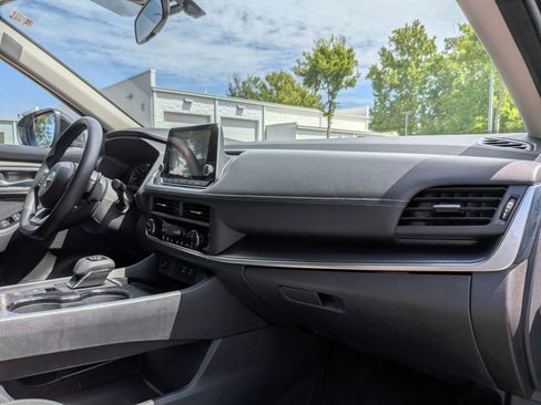 Used 2024 Nissan Rogue SV AWD/4WD image 38
