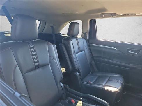 Used 2019 Toyota Highlander SE image 16