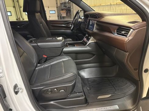 Used 2022 GMC Yukon XL Denali w/ Denali Premium Package AWD/4WD image 29