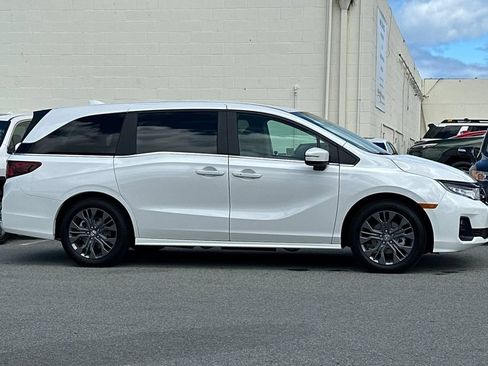 New 2026 Honda Odyssey Touring image 2