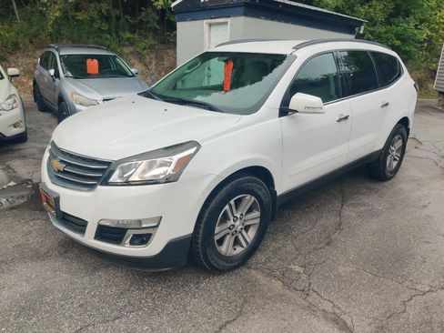 Used 2017 Chevrolet Traverse LT AWD/4WD image 2