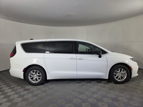 New 2026 Chrysler Pacifica Select FWD image 5