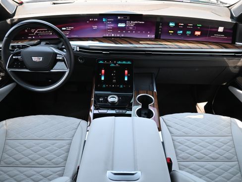 Used 2026 Cadillac Escalade Platinum Sport w/ LPO, ONYX Package image 3