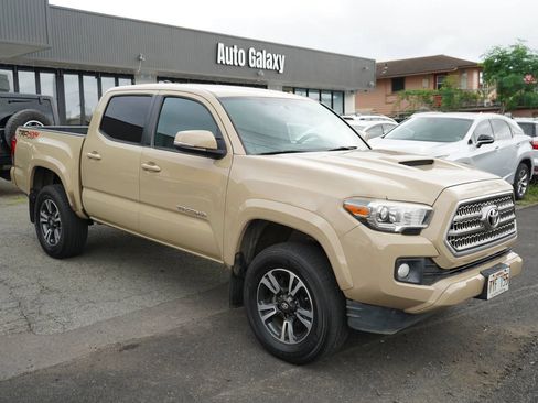 Used 2017 Toyota Tacoma TRD Sport AWD/4WD image 3
