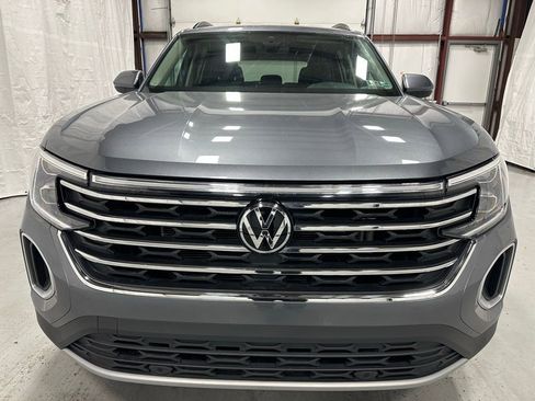 Used 2025 Volkswagen Atlas SE image 2