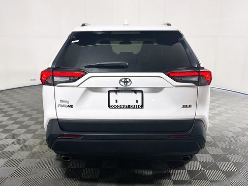 Used 2024 Toyota RAV4 XLE w/ Convenience Package FWD image 4