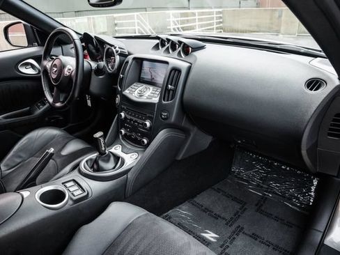 Used 2009 Nissan 370Z Touring RWD image 27