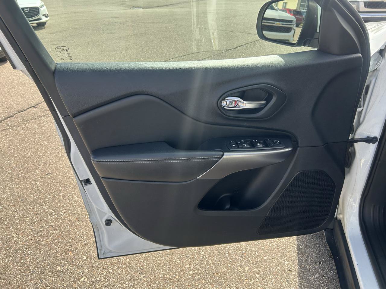 Used 2019 Jeep Cherokee Latitude w/ Popular Appearance Group FWD image 14
