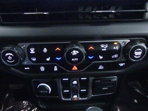 Used 2025 Jeep Wrangler Unlimited Sahara AWD/4WD image 15