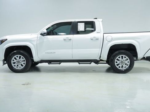 Used 2025 Toyota Tacoma SR5 image 4