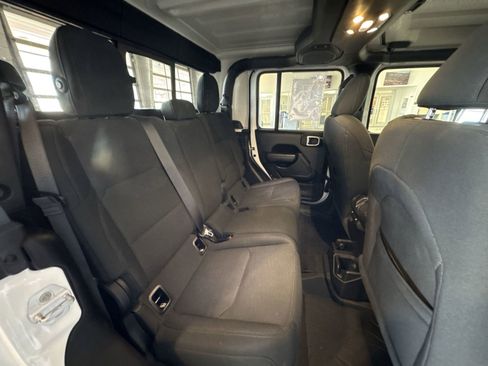 Used 2021 Jeep Gladiator Willys image 25