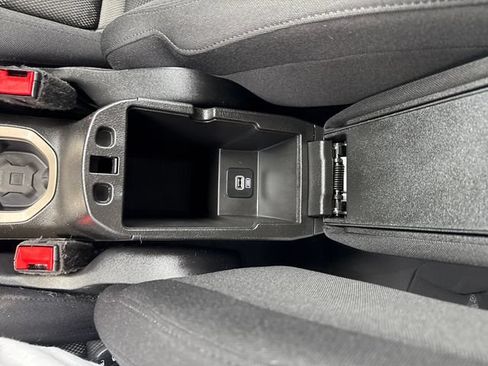 Used 2015 Jeep Renegade Latitude w/ Popular Equipment Group FWD image 24