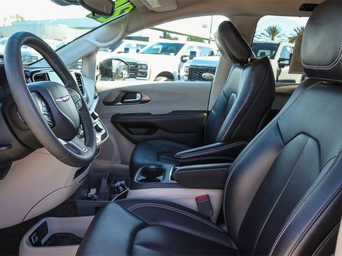 Used 2024 Chrysler Pacifica Touring-L image 22