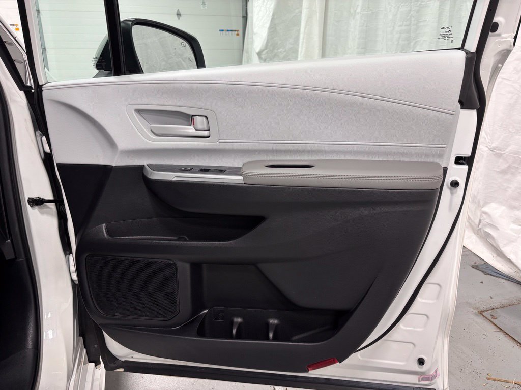 Used 2026 Toyota Sienna LE FWD image 63