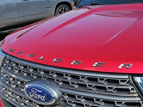 Used 2022 Ford Explorer XLT w/ Equipment Group 202A AWD/4WD image 33