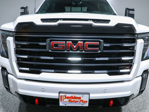 Used 2024 GMC Sierra 2500 AT4 w/ Technology Package AWD/4WD image 4