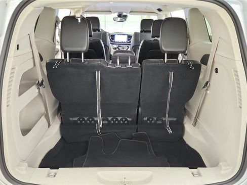 Used 2024 Chrysler Pacifica Touring-L FWD image 19
